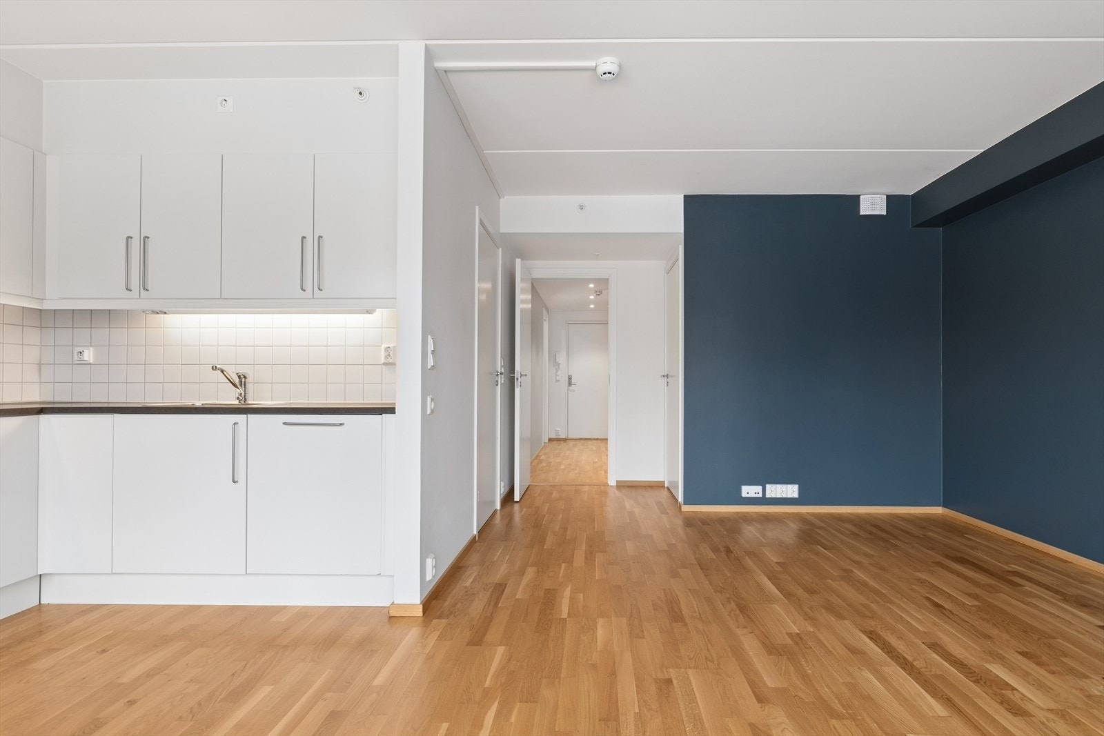 Den åpne løsningen mellom stue og kjøkken skaper en sosial og luftig atmosfære. Galleribilde