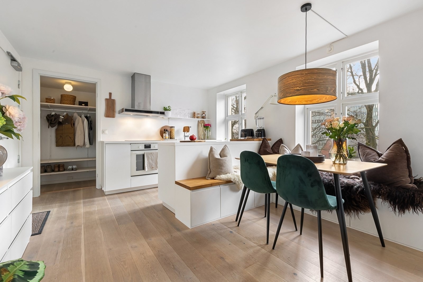 Carl Christian Stierna har gleden av å presentere Fredensborgveien 3B. Foto: Zovenfra. Galleribilde