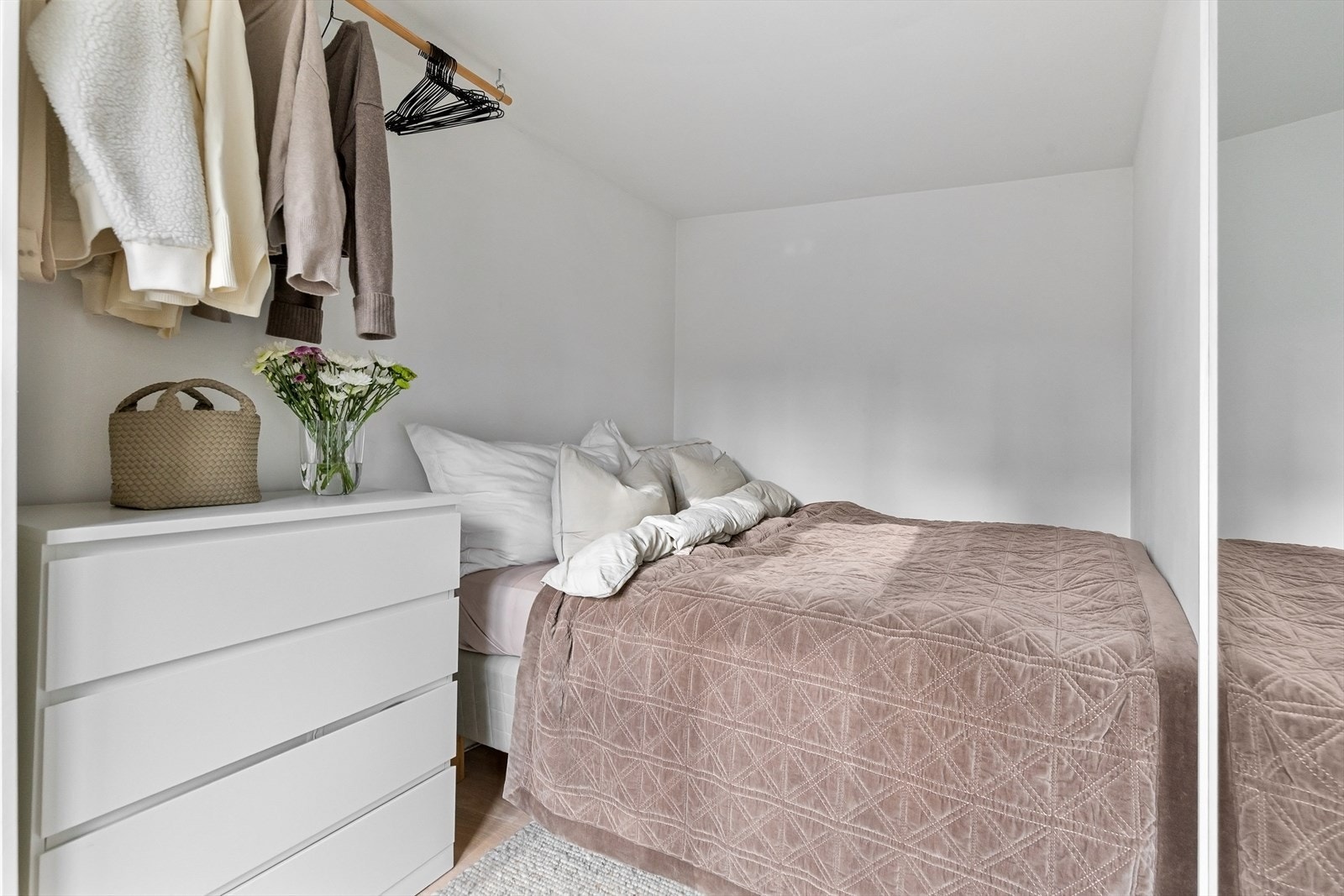 Leiligheten har et lyst og innbydende soverom med stort vindu. Galleribilde
