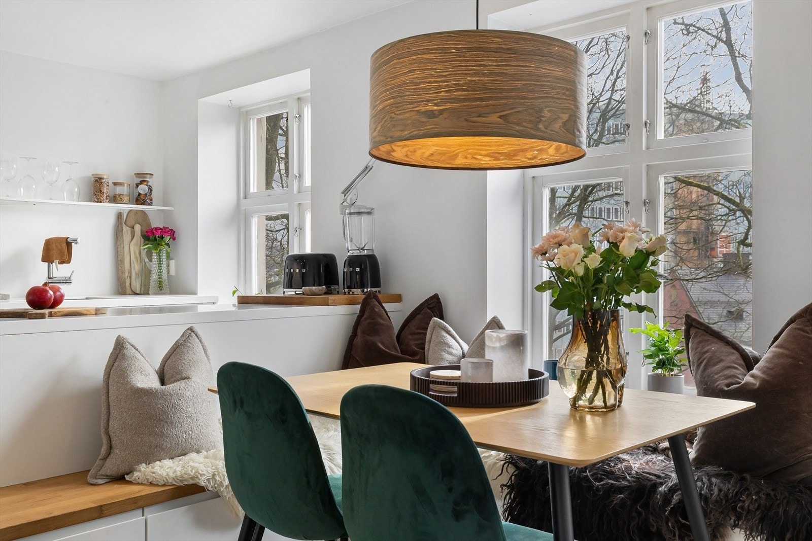 Stuen har store vindusflater som slipper inn rikelig med lys. Om sommeren er det grønt og fint utsyn. Galleribilde