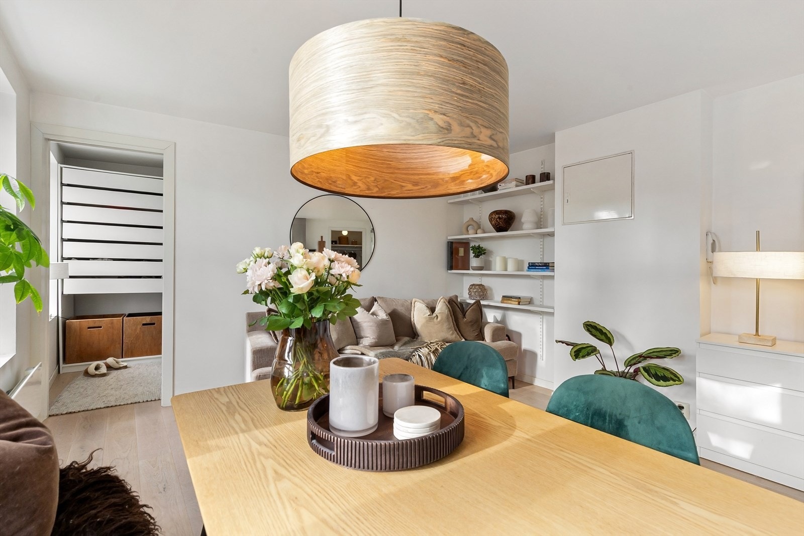 Leiligheten fremstår moderne og gjennomført med tidsriktige overflater, god standard og optimal planløsning. Galleribilde
