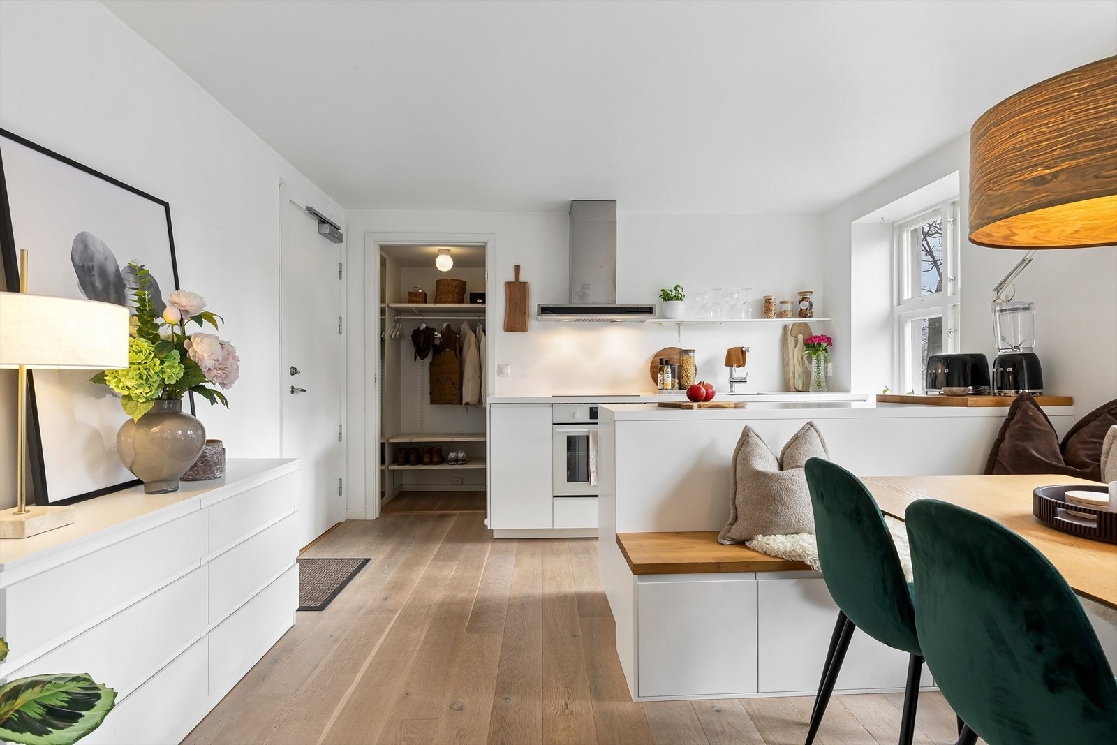 Lyst Ikea-kjøkken med innredning fra 2017. Kjøkkenet har glatte, hvite fronter og benkeplate i laminat. Galleribilde