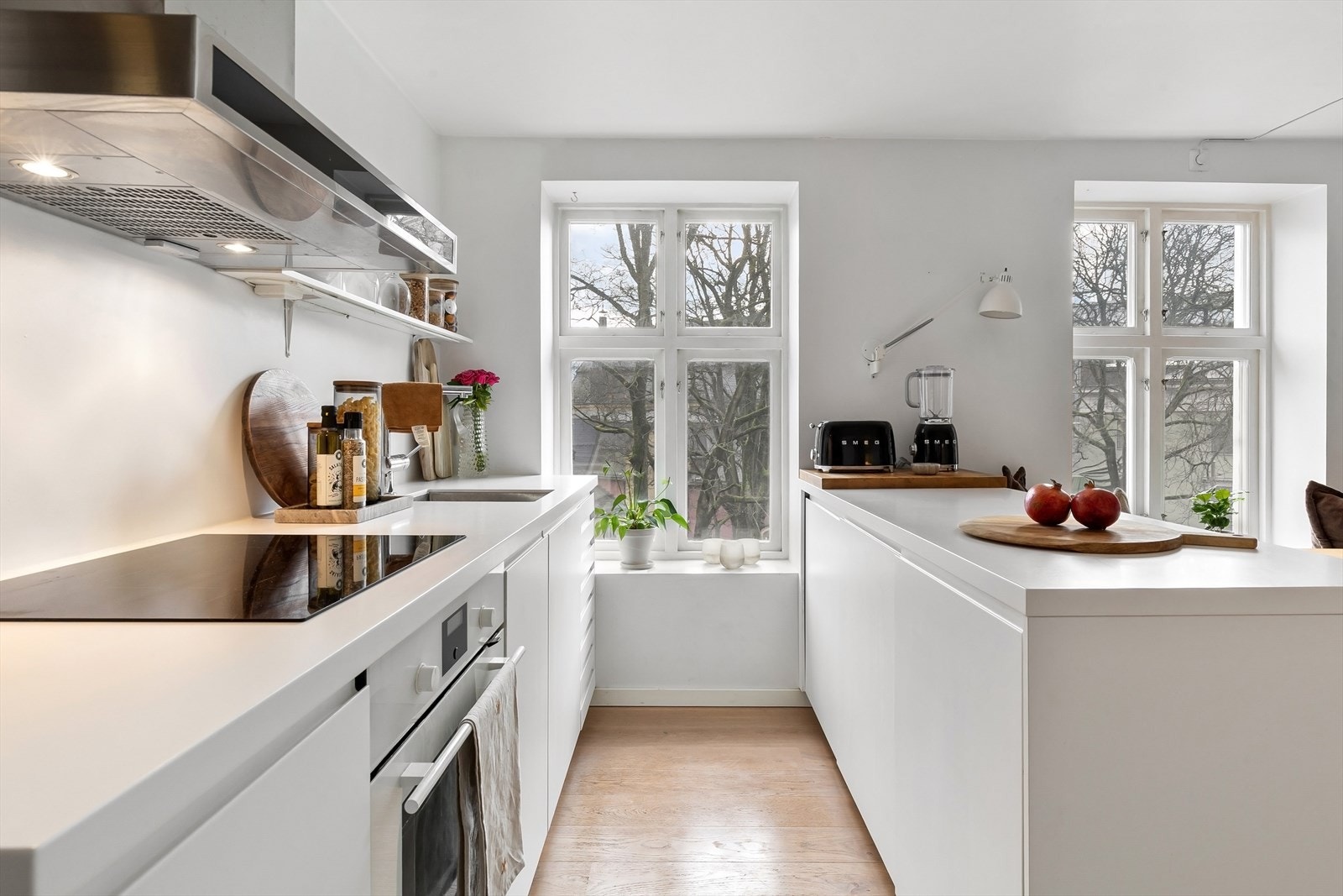 Kjøkkenet er godt utnyttet med vegghengt hylle og benkeskap samt god plass til matlaging. Galleribilde