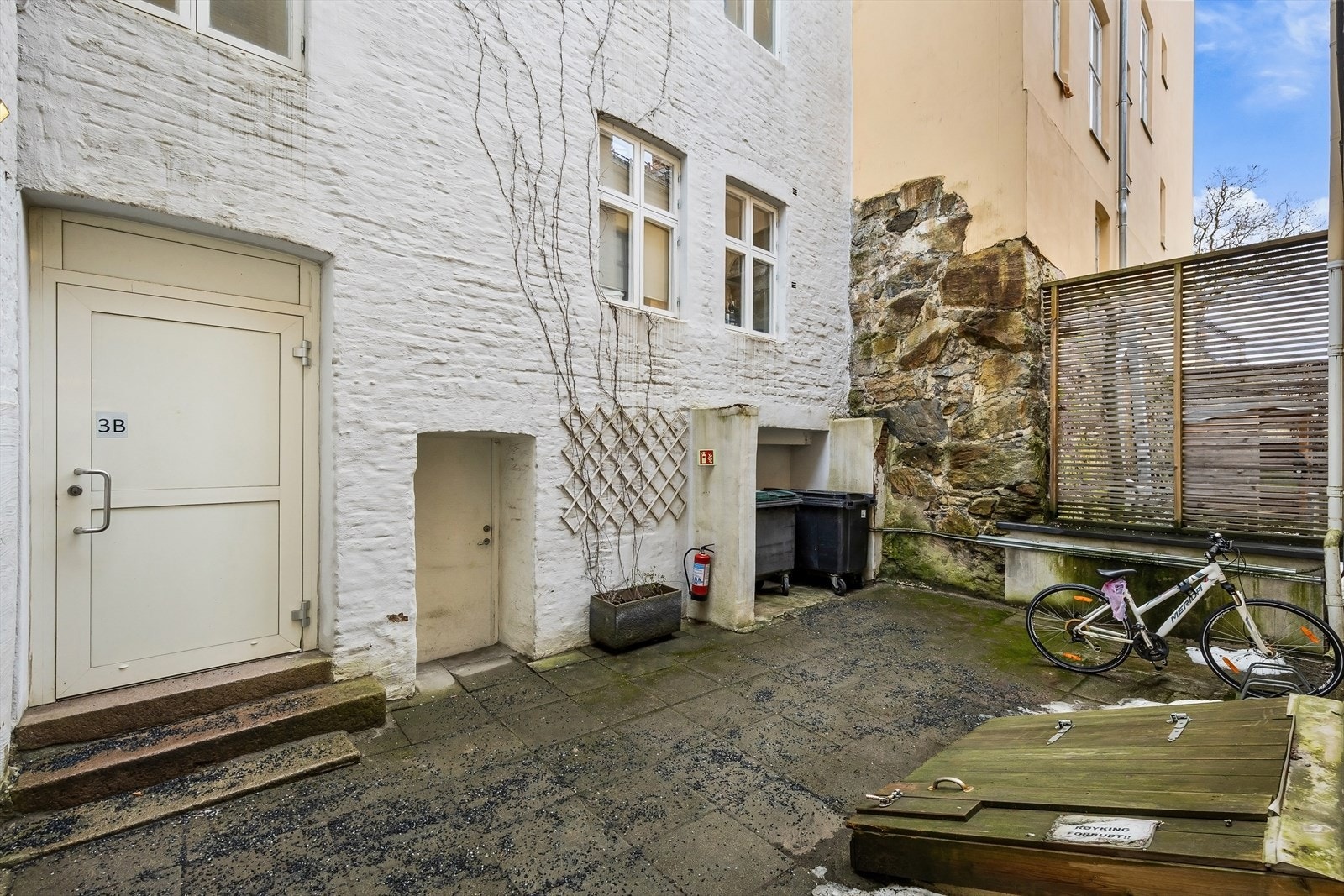 Lukket bakgård med sykkelparkering. Galleribilde