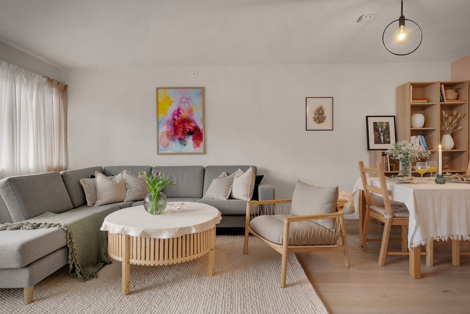 - Stuen har en åpen løsning som gir rom for å møblere med både sofagruppe og spisebord i hver sin naturlige sone - Galleribilde