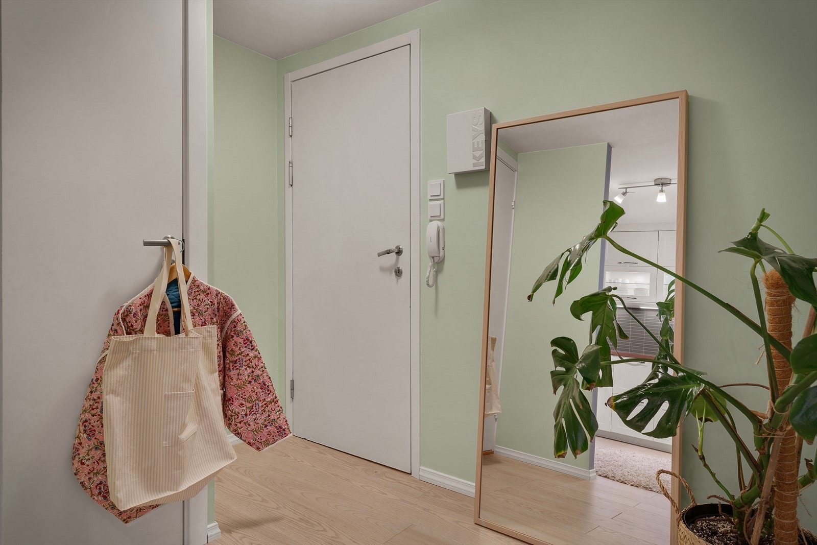 - Entréen er lys og innbydende med god plass til ønsket oppbevaringsløsning. Galleribilde