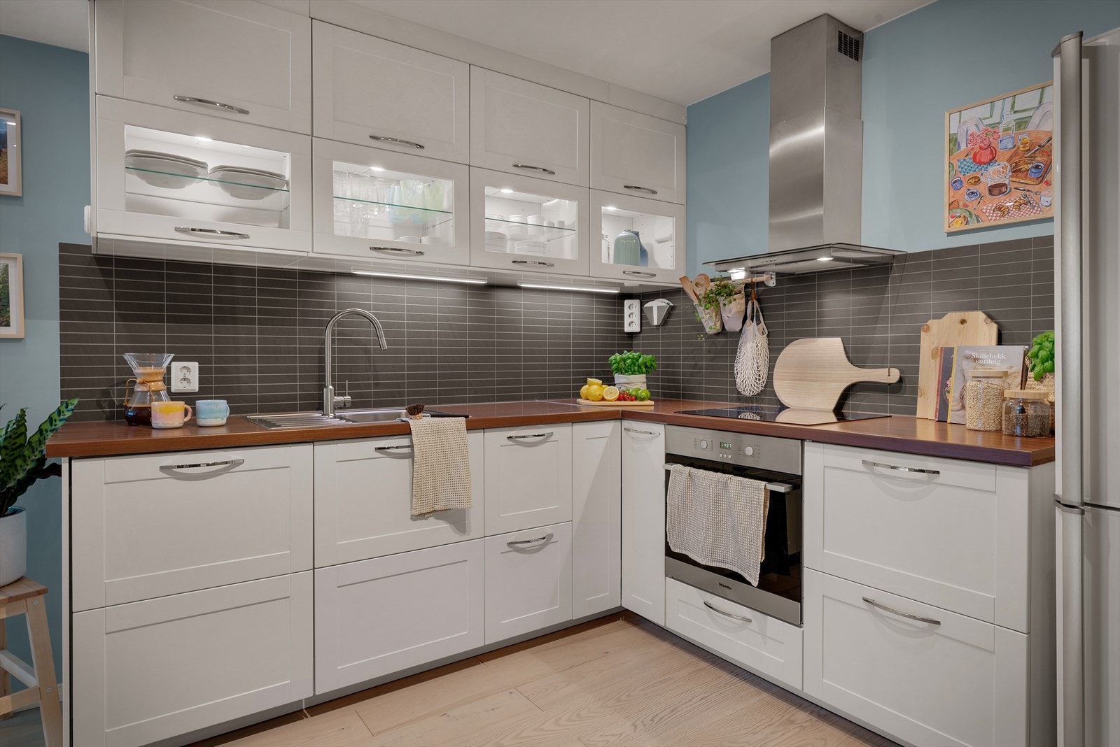 - Merk de takhøyde overskapene som bidrar til et sømløst uttrykk samt optimal lagring i høyden - Galleribilde