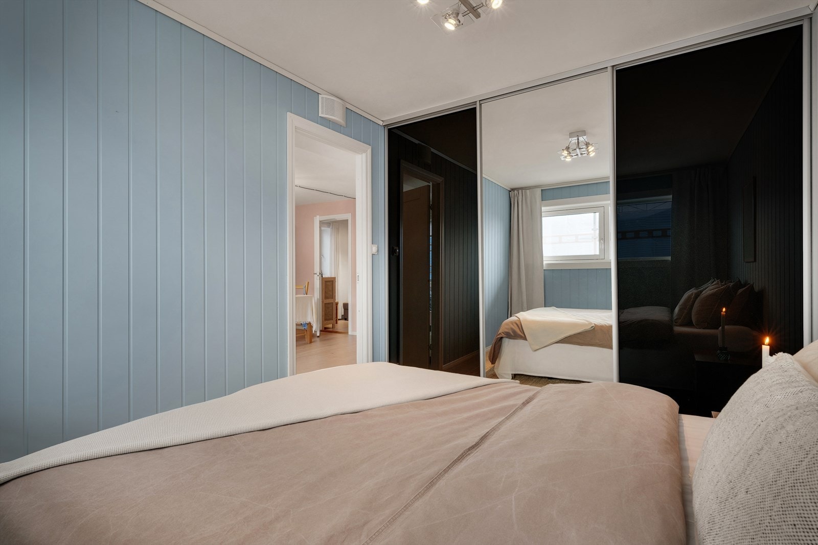 - Merk praktisk garderobeløsning langs hele den ene veggen - Galleribilde