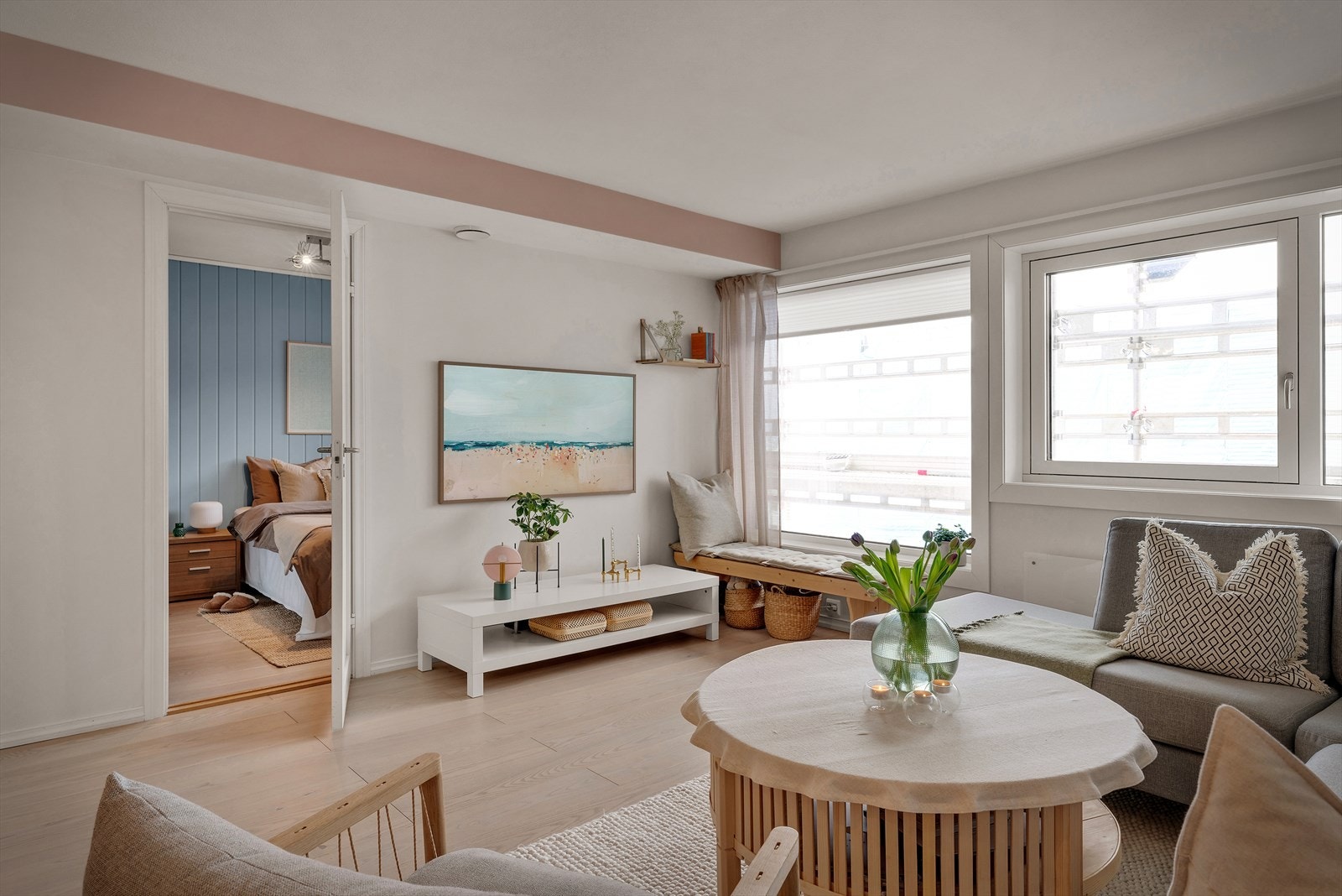 - Leiligheten har gjennomgående lik parkett på alle gulv, noe som sørger for et nydelig helhetsinntrykk og en rød tråd gjennom hele boligen - Galleribilde