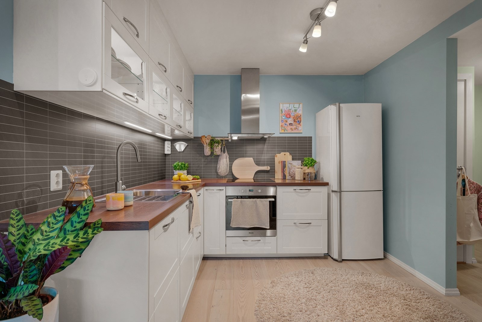 - Delvis åpen løsning mot kjøkken på 7,9m² - Galleribilde