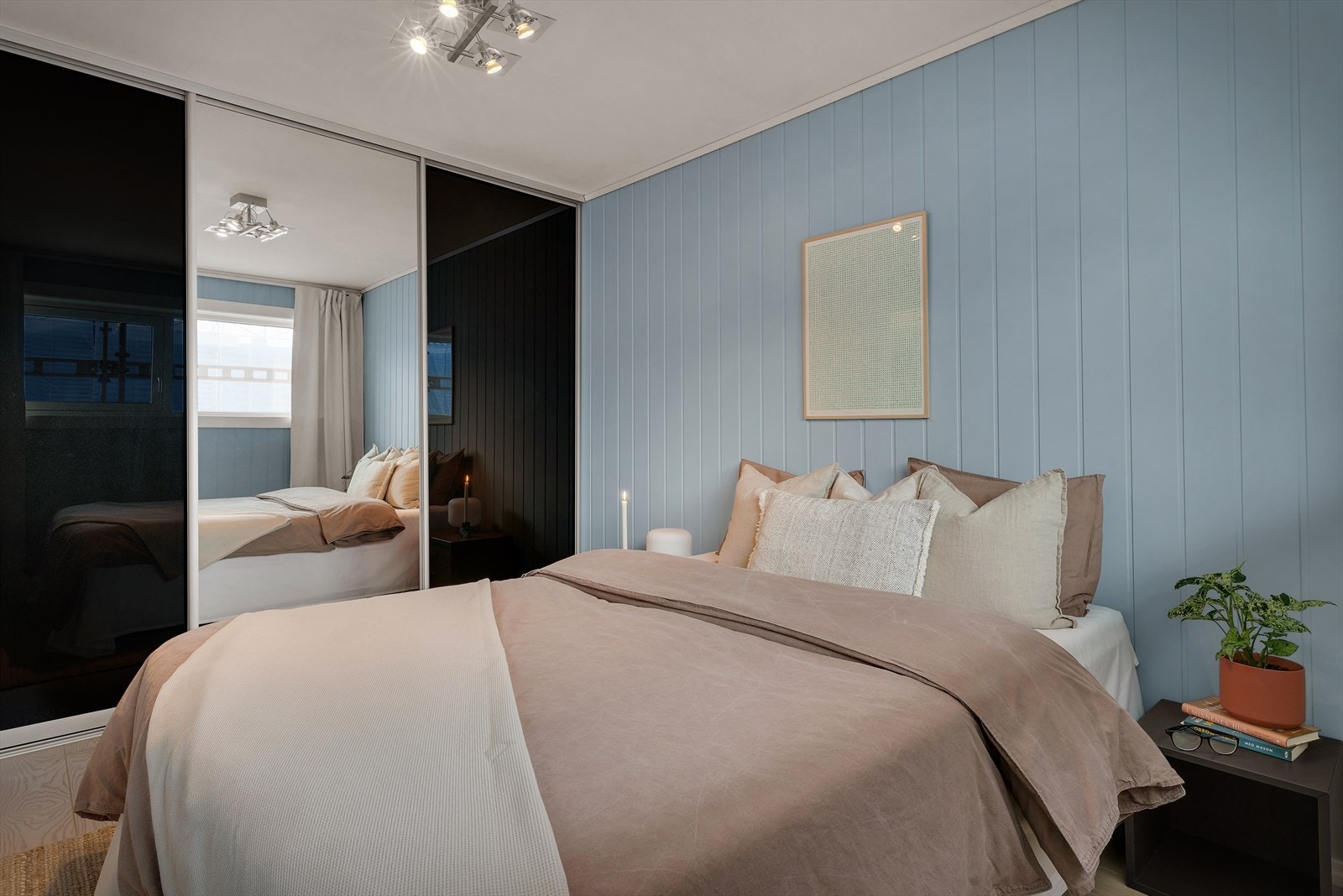 - God plass til dobbeltseng i ønsket størrelse samt øvrig møblement - Galleribilde