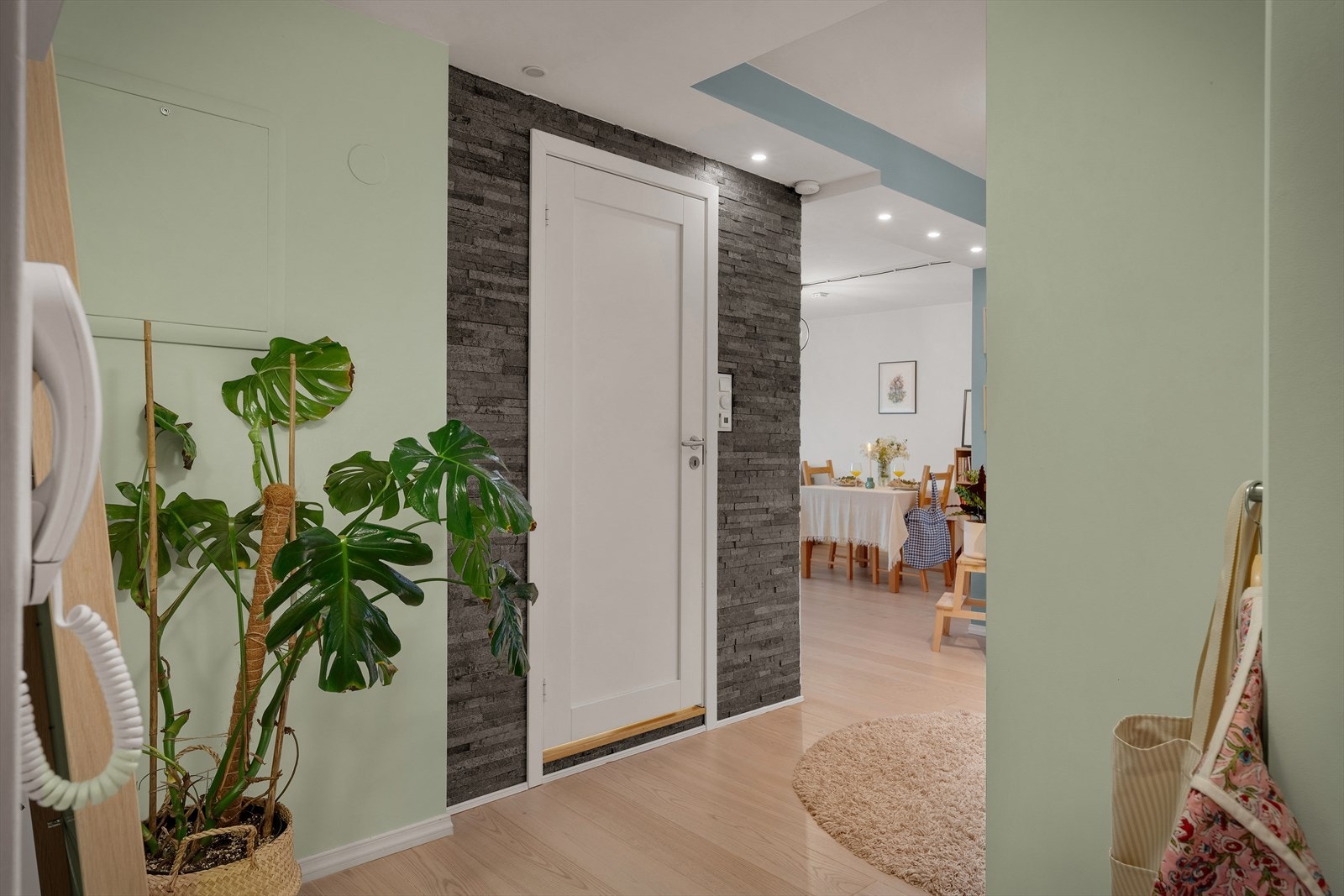 - Mye inkludert i felleskostnadene, blant annet varmtvann, tv/internett, kommunale avgifter/eiendomsskatt mm. - Galleribilde