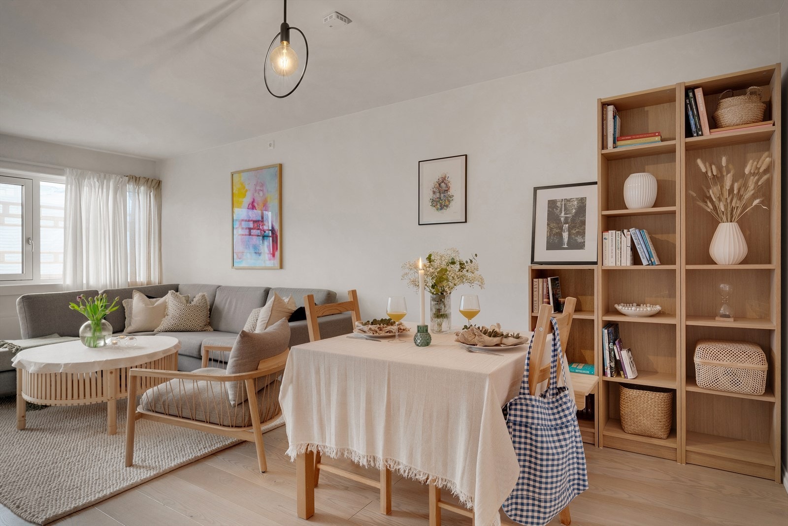 - Leiligheten inneholder entré, kott, kjøkken, bad, stue og 2 soverom - Galleribilde