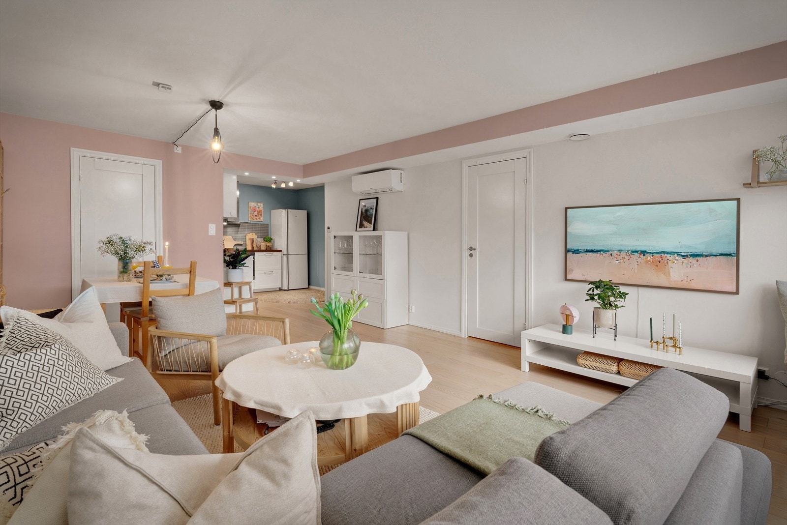 - Merk varmepumpe på vegg. Kombinert med balansert ventilasjon får du et godt innemiljø og energieffektiv oppvarming året rundt - Galleribilde