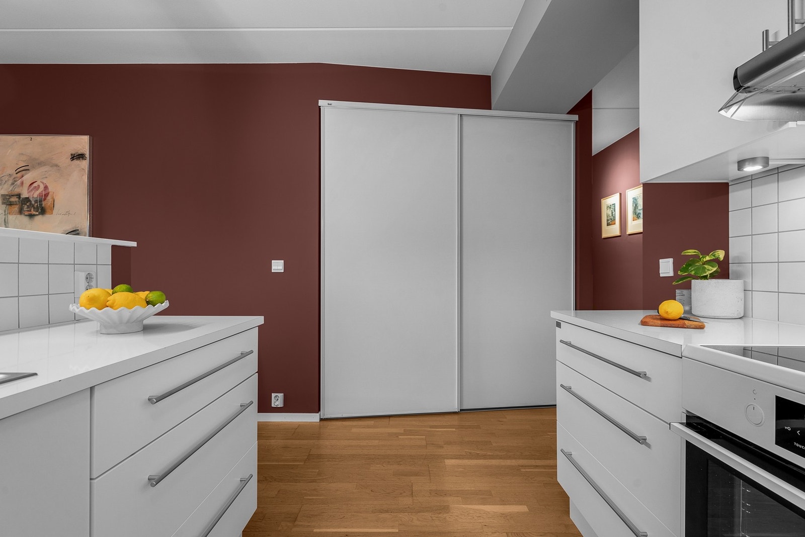 Det er tilrettelagt med nisje for kjøle-/fryseskap, samt opplegg og plass for oppvaskmaskin. I tillegg er det nisje for komfyr med glasskoketopp. I direkte tilknytning til kjøkkenet finner du en praktisk bod med skyvedører Galleribilde