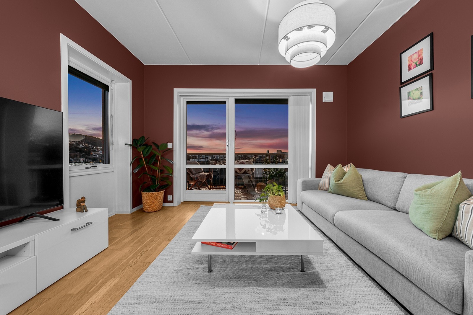 Romslig stue med gode møbleringsmuligheter. Her har du plass til å møblere med sofa, TV med tilhørende møblement og annet ønsket møblement Galleribilde