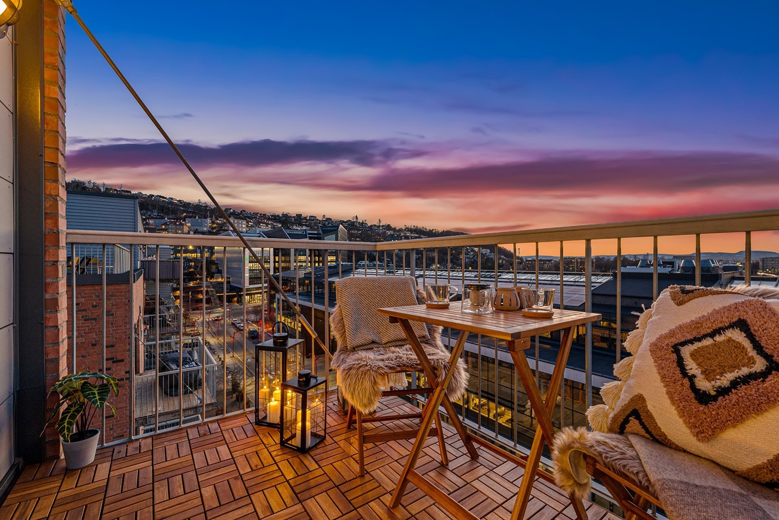 Balkongen har god plass til utemøbler, grill, grønne planter og annet ønsket inventar, og fungerer som en naturlig forlengelse av oppholdsrommet Galleribilde