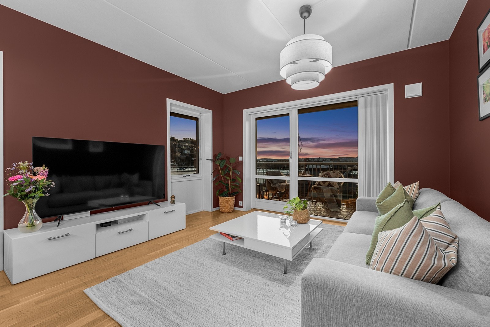 Leiligheten ligger i 7. etasje og har åpen stue- og kjøkkenløsning med utgang til en vestvendt balkong med flott utsyn. Den har to soverom, flislagt bad med varmekabler og garasjeplass med el-lader Galleribilde