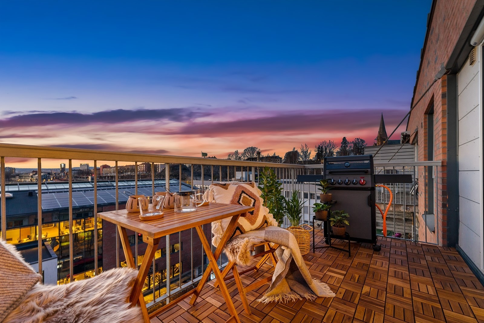 Rekkverket er i galvanisert stål med en høyde på ca. 1,11 m, som gir trygghet samtidig som utsikten bevares Galleribilde