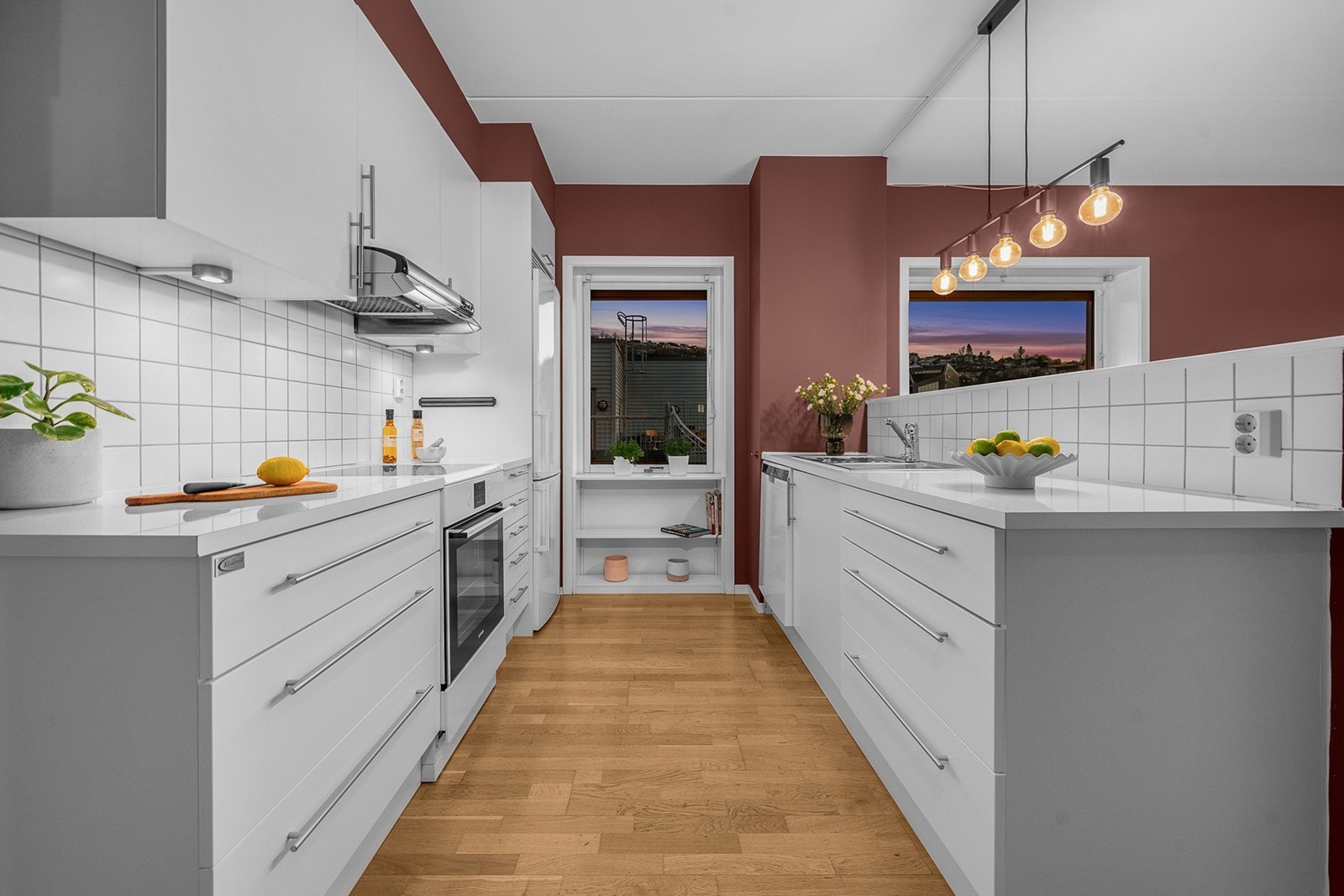 Belysning under overskapene sørger for godt arbeidslys og bidrar samtidig til en hyggelig stemning. Kjøkkenet er utstyrt med sentralt avtrekk og Villavent kjøkkenvifte Galleribilde