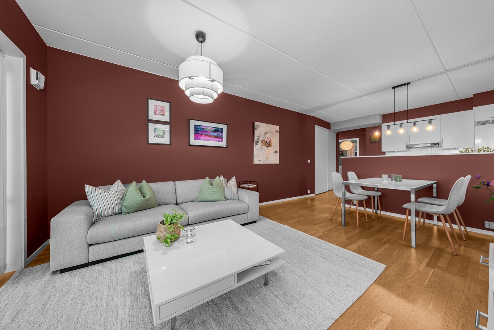 Rommet har parkett på gulv kombinert med sparklet og malte veggflater Galleribilde