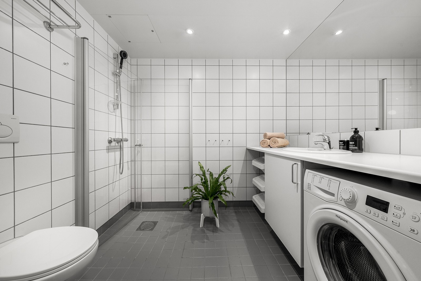 Badet er en prefabrikkert baderomsmodul fra byggeåret, med en praktisk og gjennomført utforming. Rommet har flislagt gulv med elektriske varmekabler og flislagte vegger. Himlingen består av himlingsplater med innfelte downlights Galleribilde