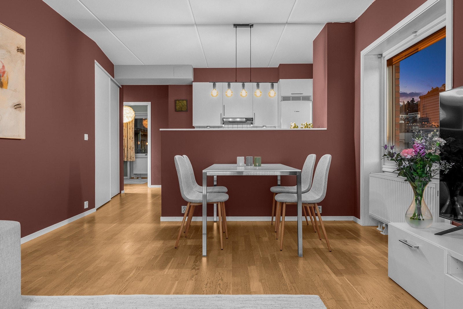 Her har du god plass til å møblere med hyggelig spisebord, perfekt for å invitere venner og familie på middag Galleribilde