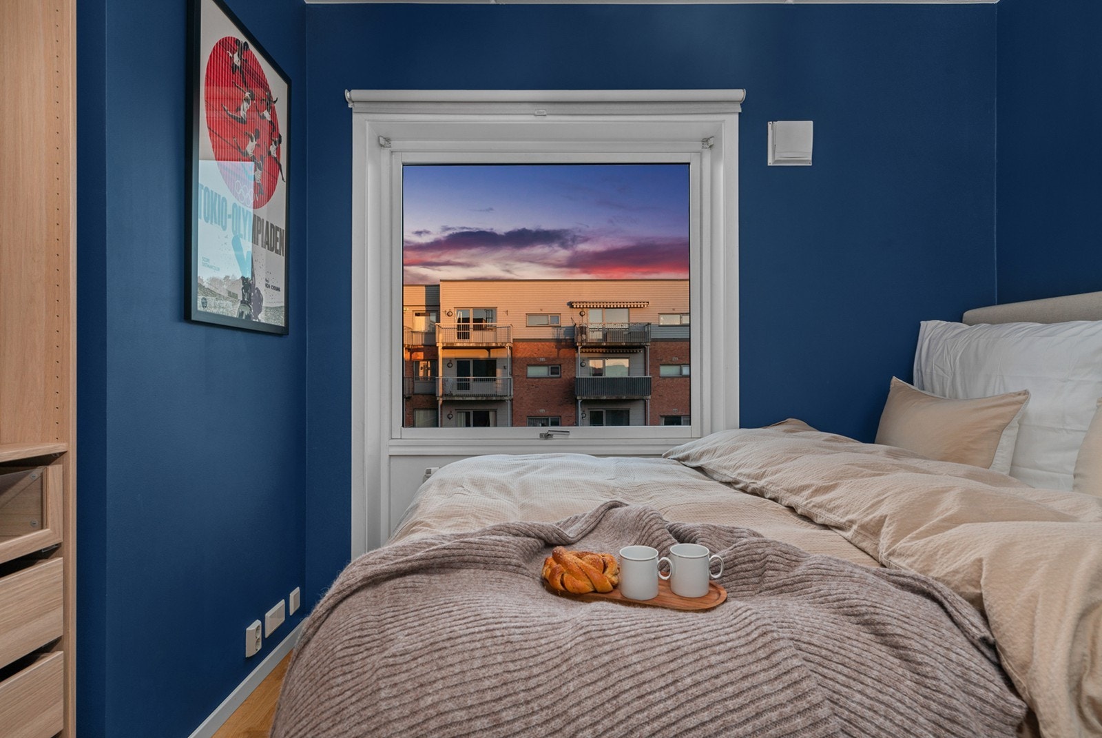 Store vindusflater slipper inn rikelig med naturlig lys og gjør det enkelt å lufte ut, noe som skaper et lyst og trivelig rom å starte og avslutte dagen i Galleribilde