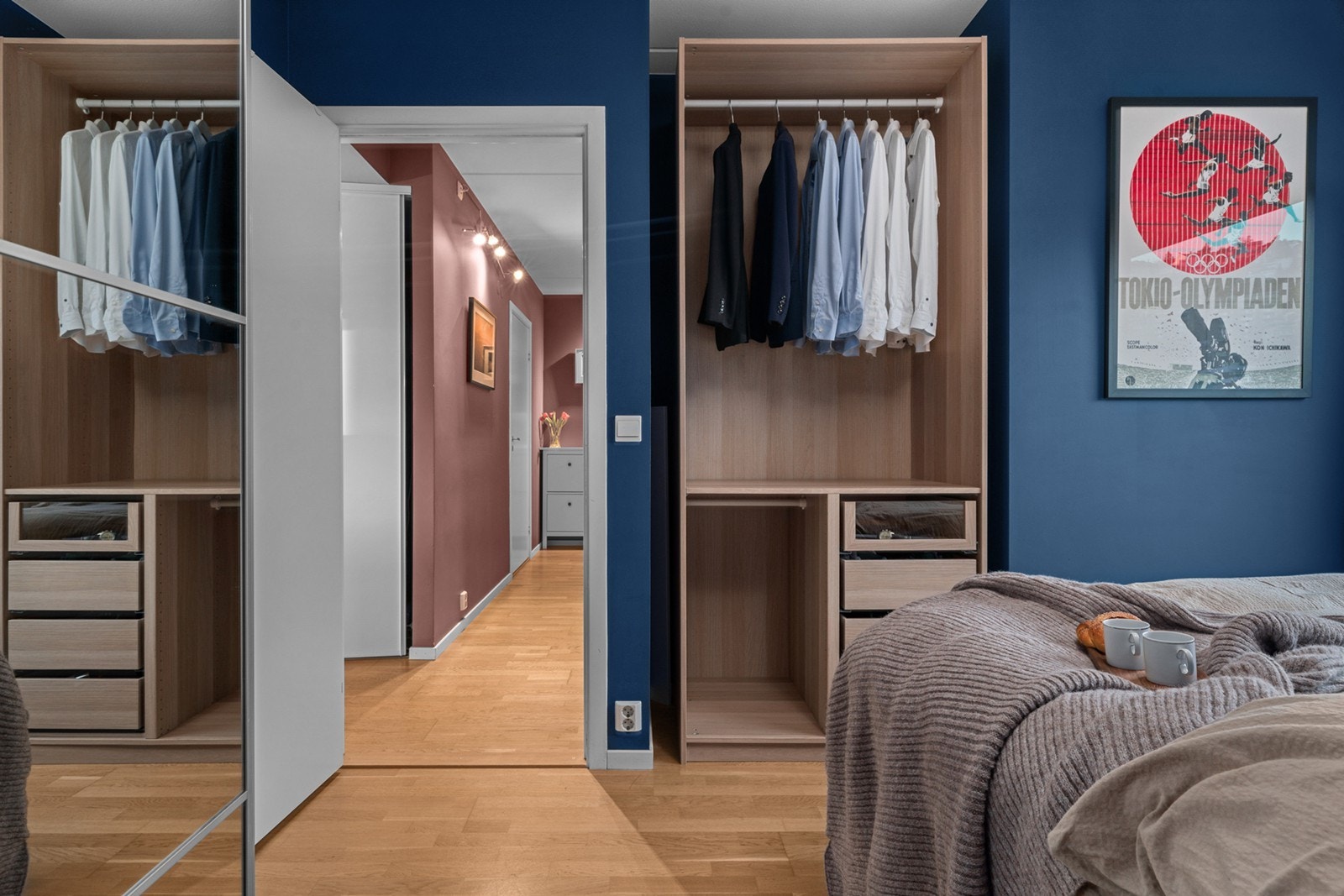 Her har du rikelig med oppbevaringsplass i skyvedørsgarderobe og garderobeskap Galleribilde