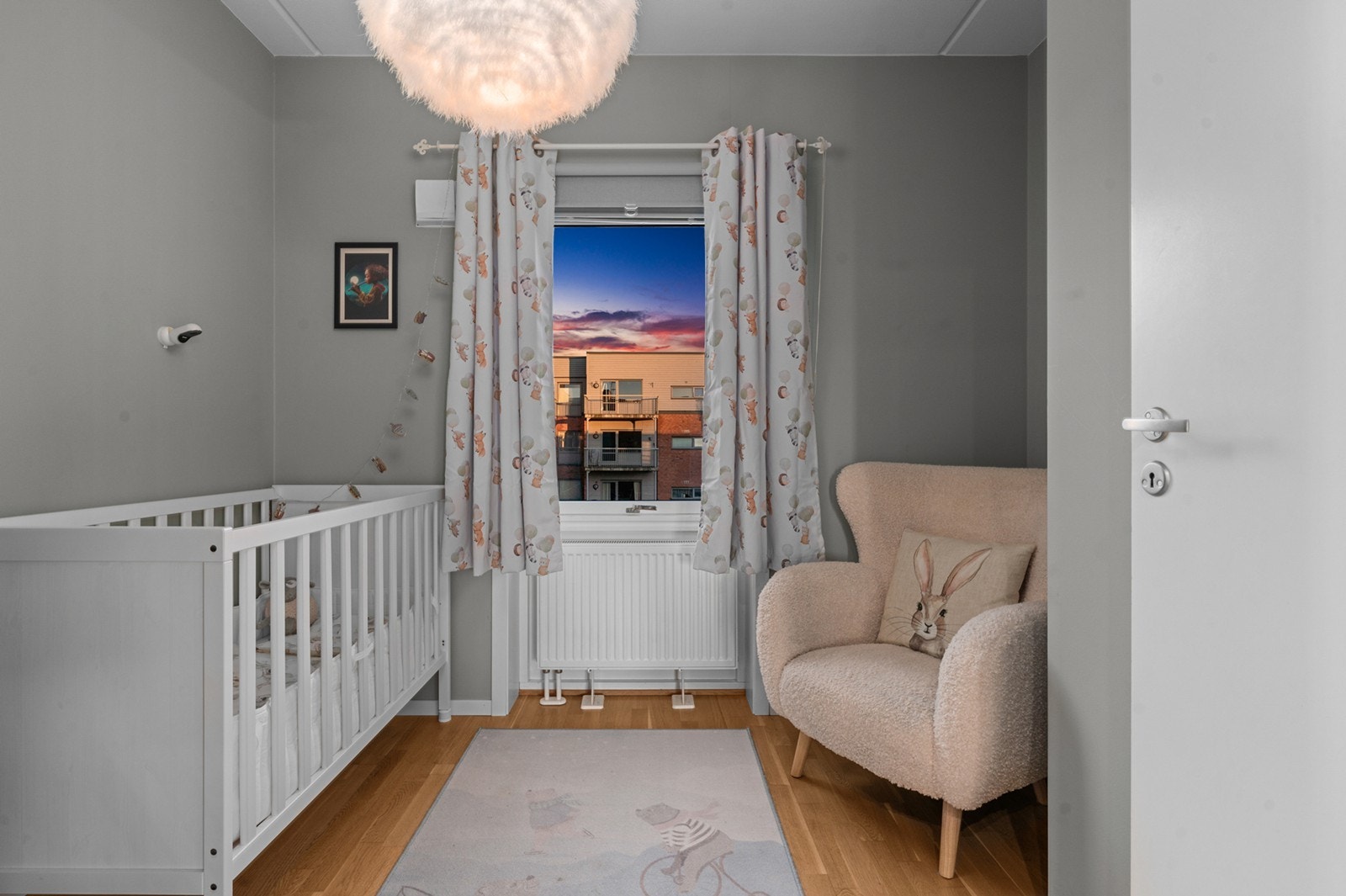 Her er det plass til dobbeltseng med nattbord, garderobeskap og annet ønsket møblement, slik at rommet kan tilpasses dine behov og preferanser Galleribilde