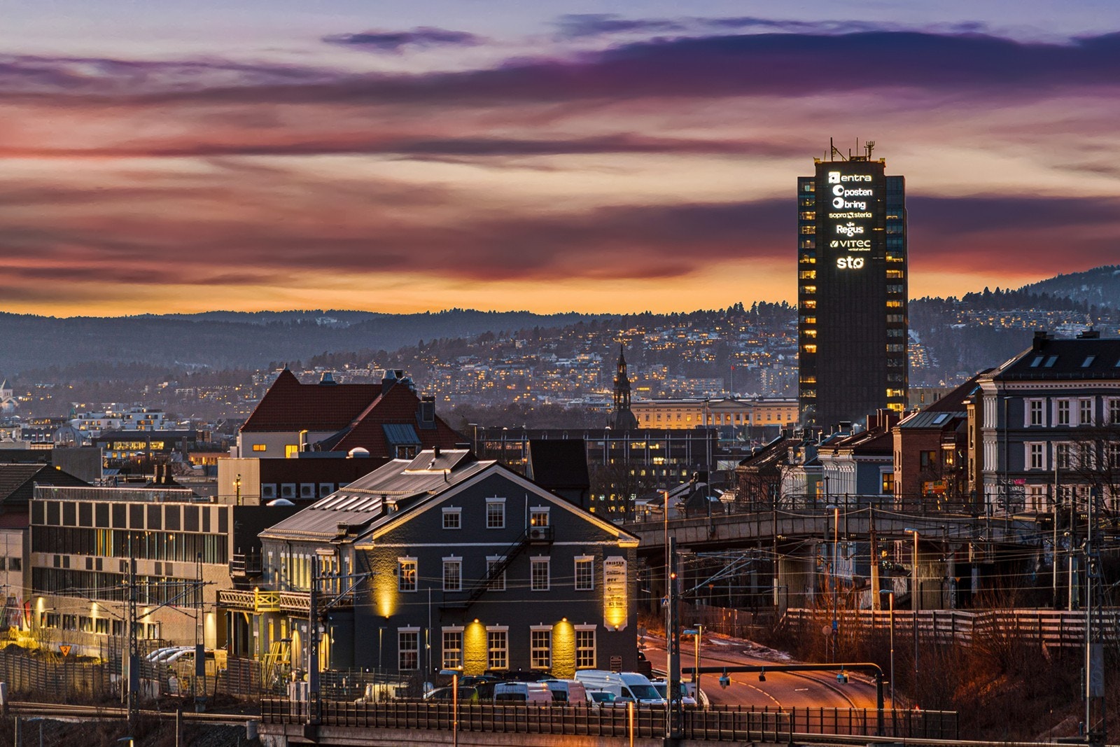 Bygningen har malt balkongdør i tre med 2-lags isolerglass, og balkongen er utført med støpt dekke forankret til bygningen Galleribilde
