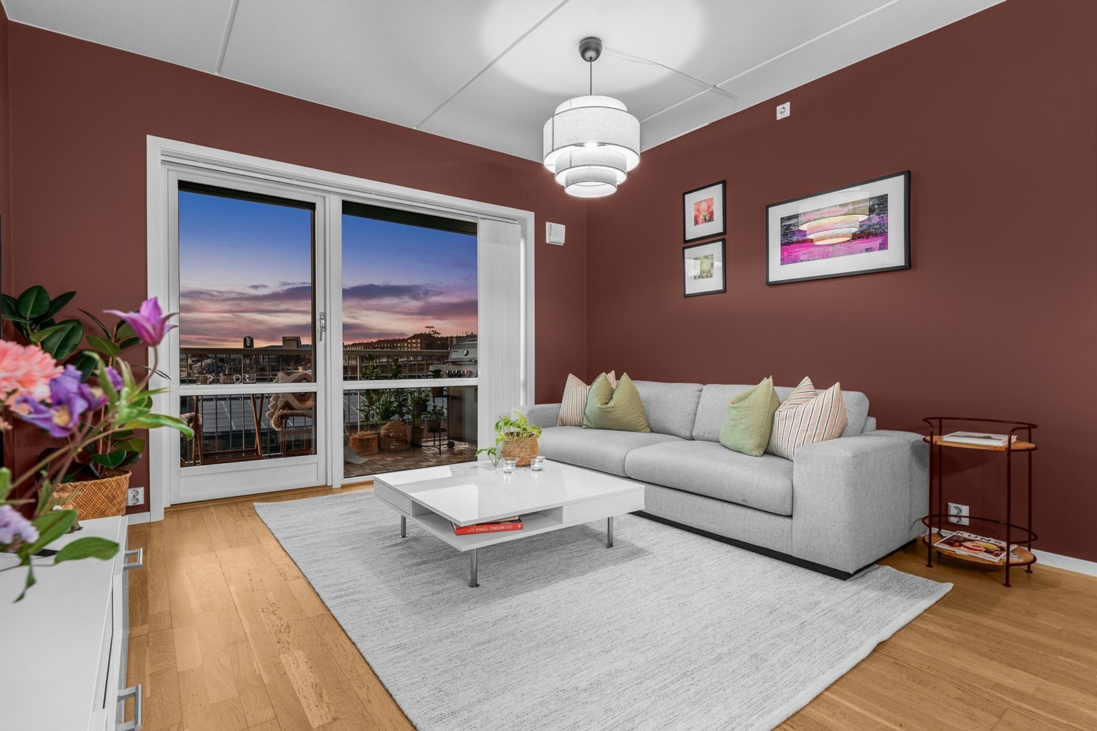 Rommets store vindusflater gir godt med lysinnslipp og gjør det enkelt å lufte ut Galleribilde