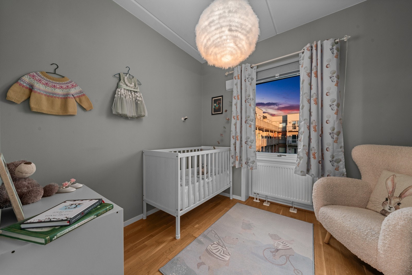 Leilighetens andre soverom er også romslig og lyst, med store vindusflater som gir rikelig naturlig lys og enkel utlufting Galleribilde