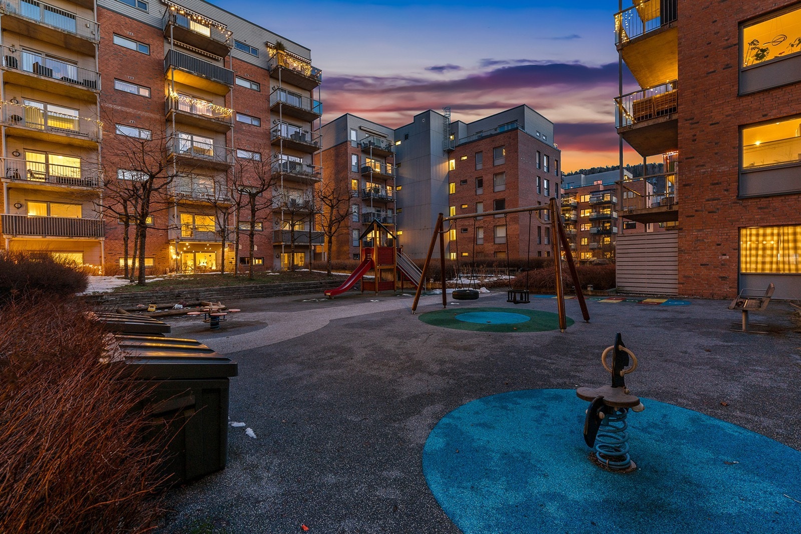 Felleseiet tomt til borettslaget. Tomten er opparbeidet med betongbelagte gangarealer, plenarealer, prydbusker, diverse beplantning, lekeapparater og sittegrupper Galleribilde