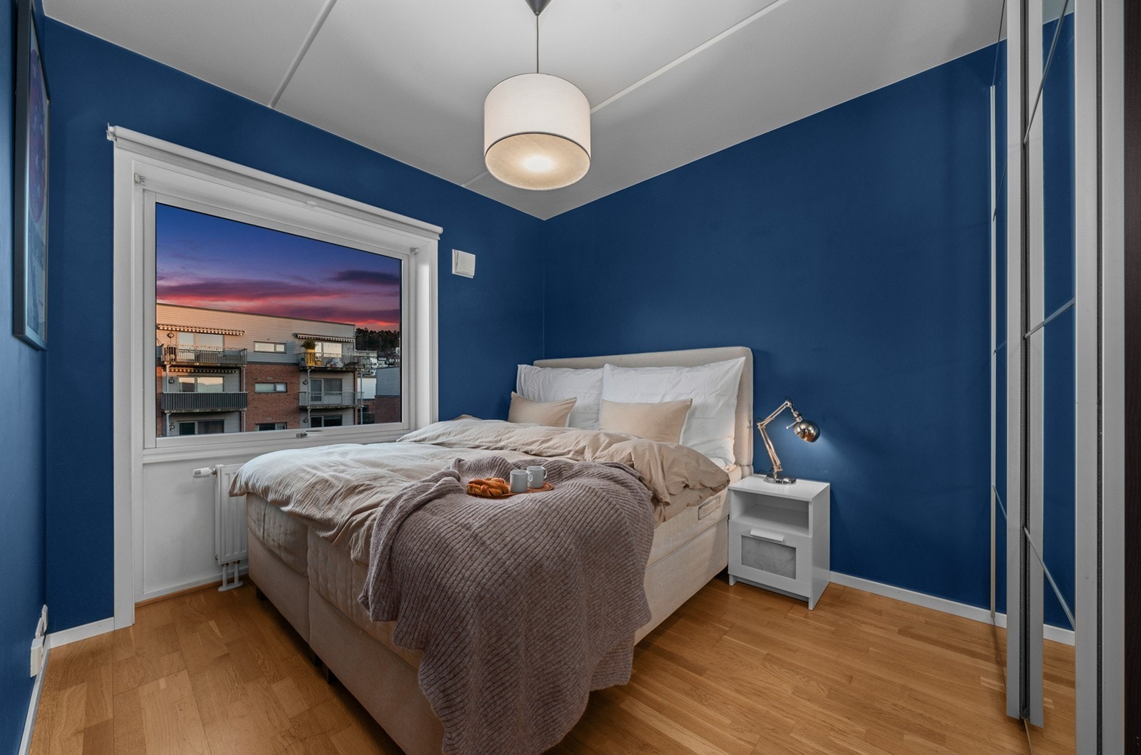 Romslig soverom med god plass til dobbeltseng med nattbord, garderobeskap og annet ønsket inventar Galleribilde