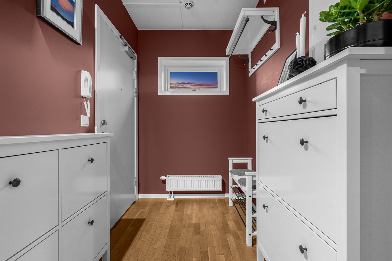 Romslig entré som gir et godt førsteinntrykk av leiligheten. Her har du plass til oppbevaring av yttertøy og sko, og entréen har videre adkomst til boligens øvrige rom. Det er montert dørcalling Galleribilde