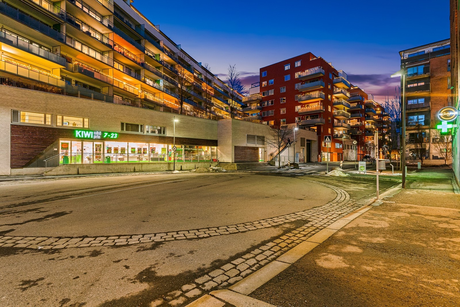 Dagligvarehandelen kan gjøres ved blant annet Kiwi, Rimi og Rema 1000. For ytterligere servicetilbud er Oslo City, Byporten, Grønland Basar og de øvrige handlegatene i sentrum lett tilgjengelige Galleribilde