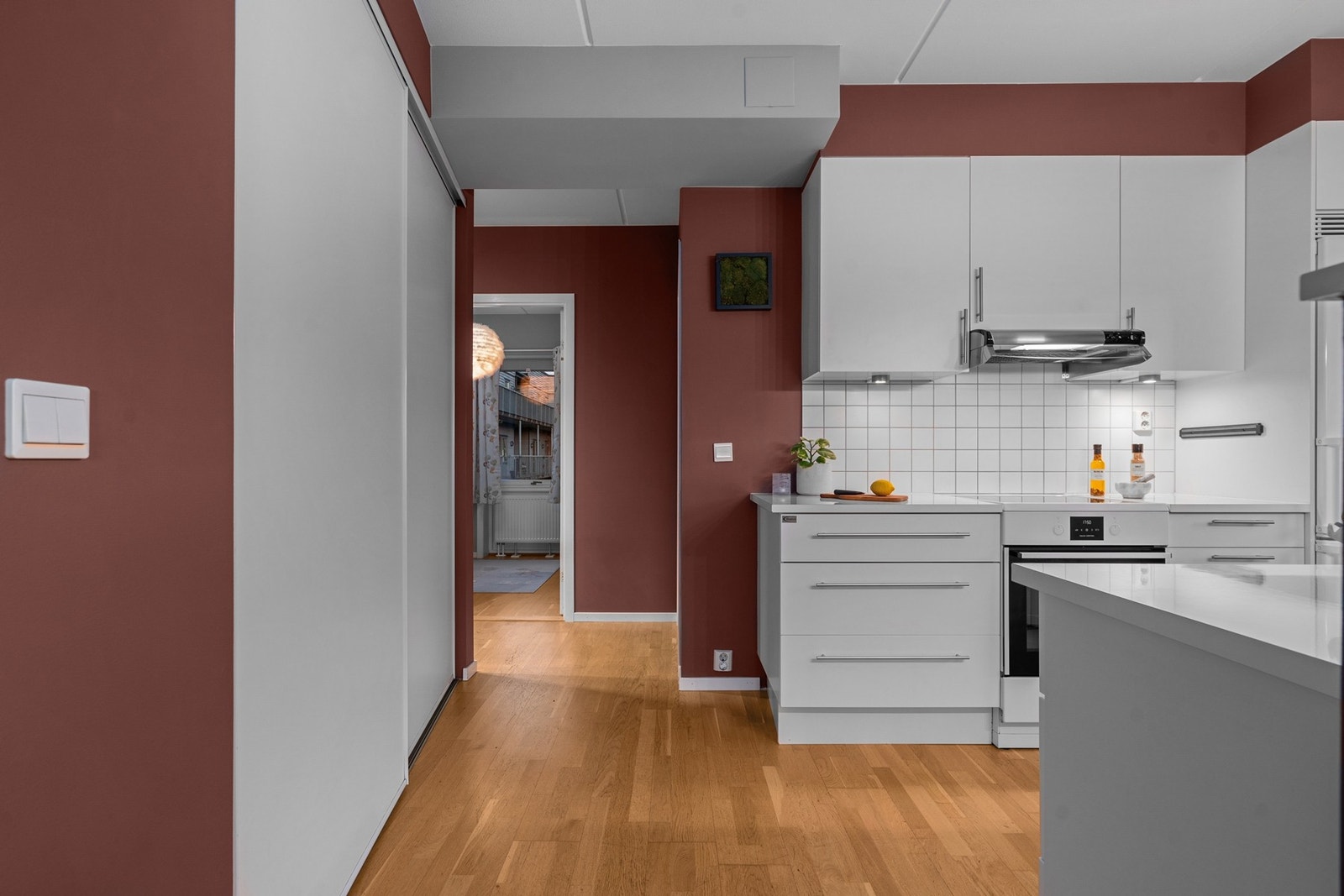 Kjøkkenet har en delvis åpen og sosial løsning mot stuen, noe som skaper en luftig og innbydende atmosfære hvor kjøkken og oppholdsrom smelter naturlig sammen, perfekt både til hverdags og når man har gjester Galleribilde