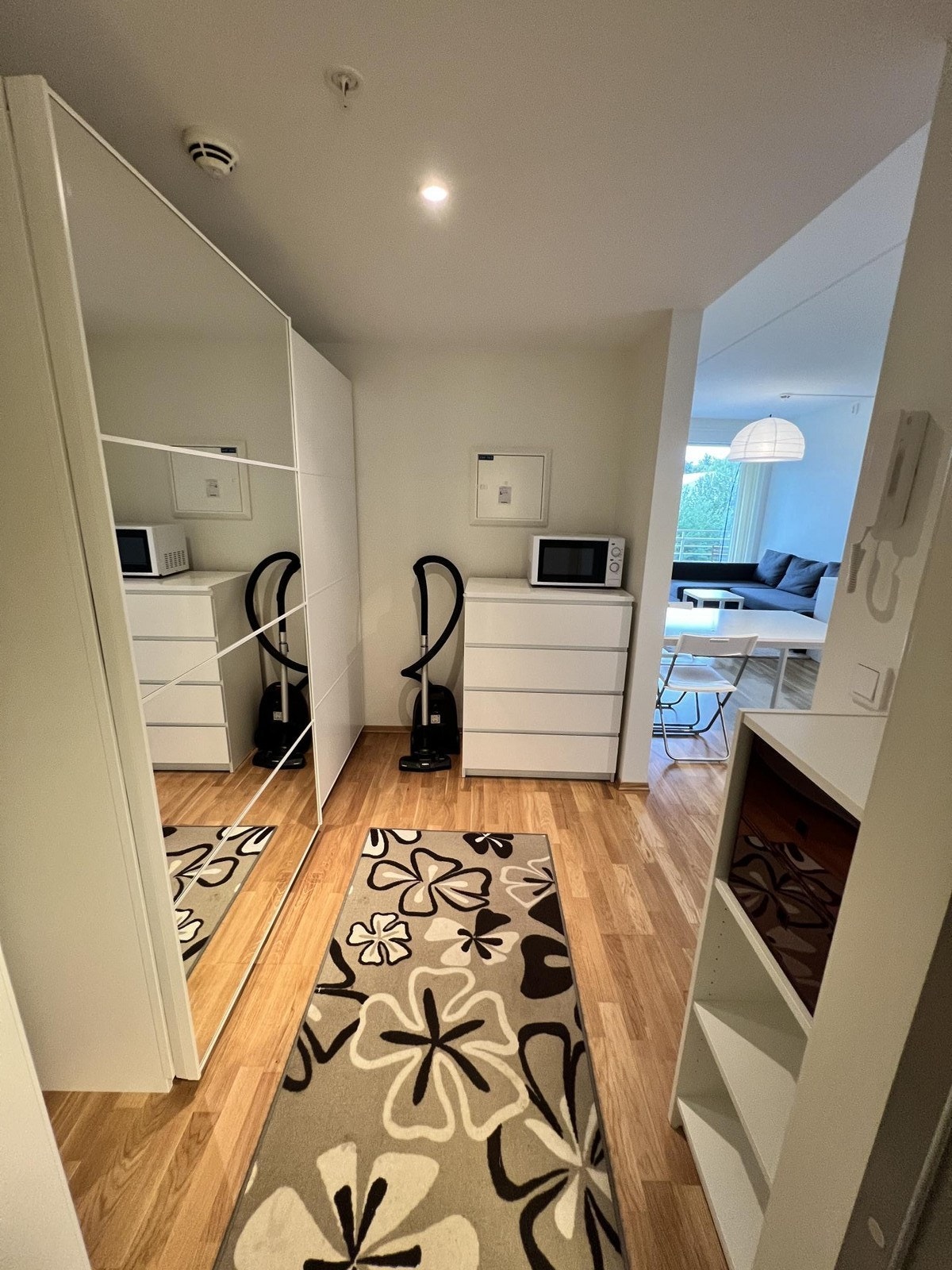 Entre med stor garderobe Galleribilde