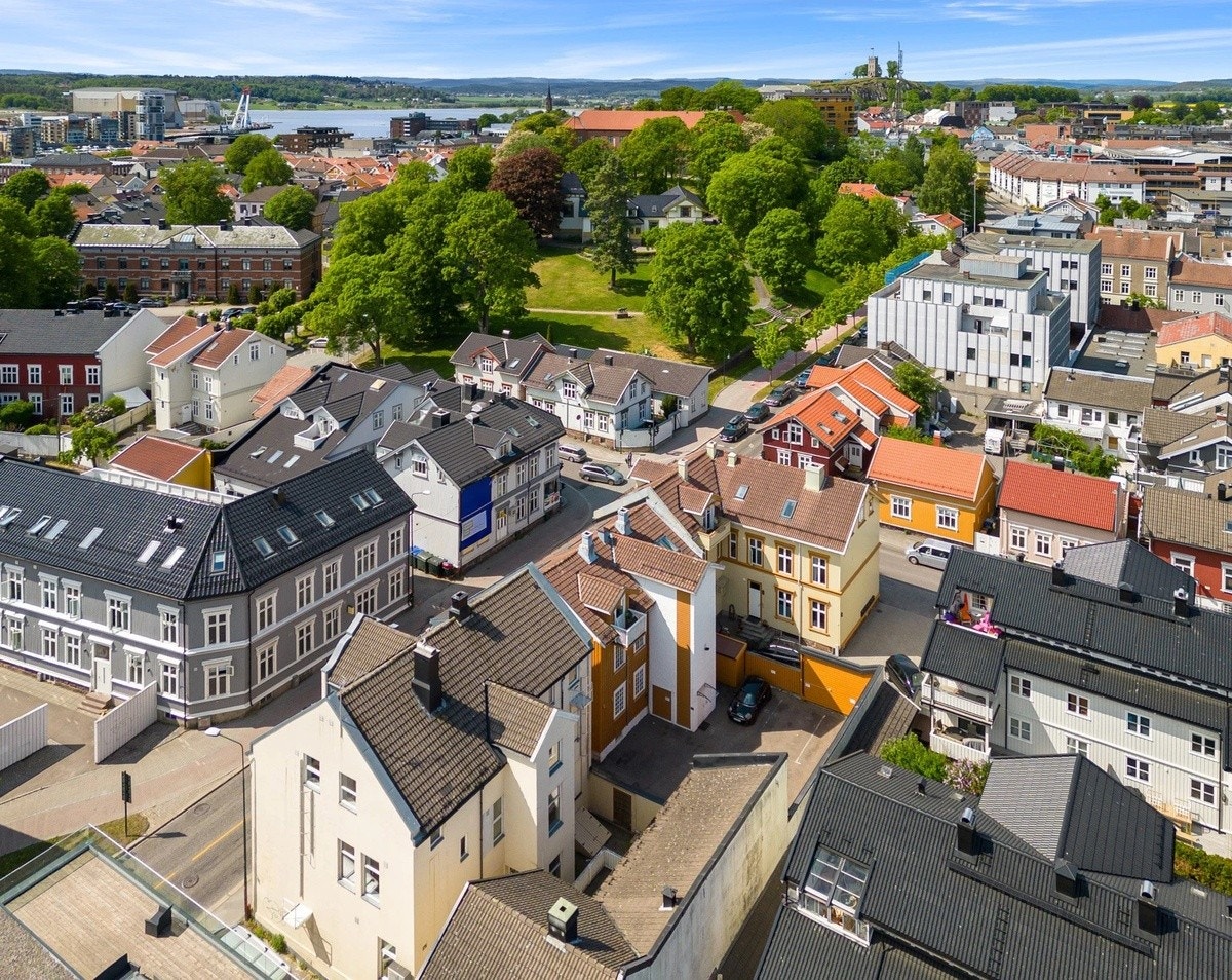 Farmandstredet og togstasjon øverst til høyre på bildet Galleribilde