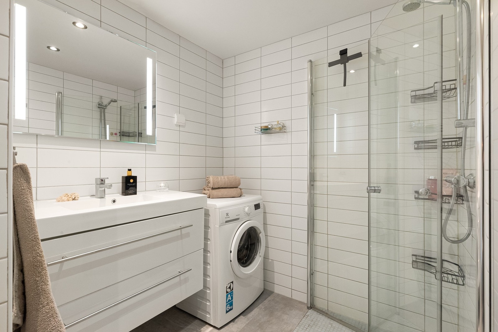 Leilighetens bad ble modernisert i 2012 i regi av tidligere eier. Baderommet er utvidet og original innvendig bod er slått sammen med baderom. Dersom foretatte endringer viser seg å være søknadspliktige må endringene omsøkes. Galleribilde