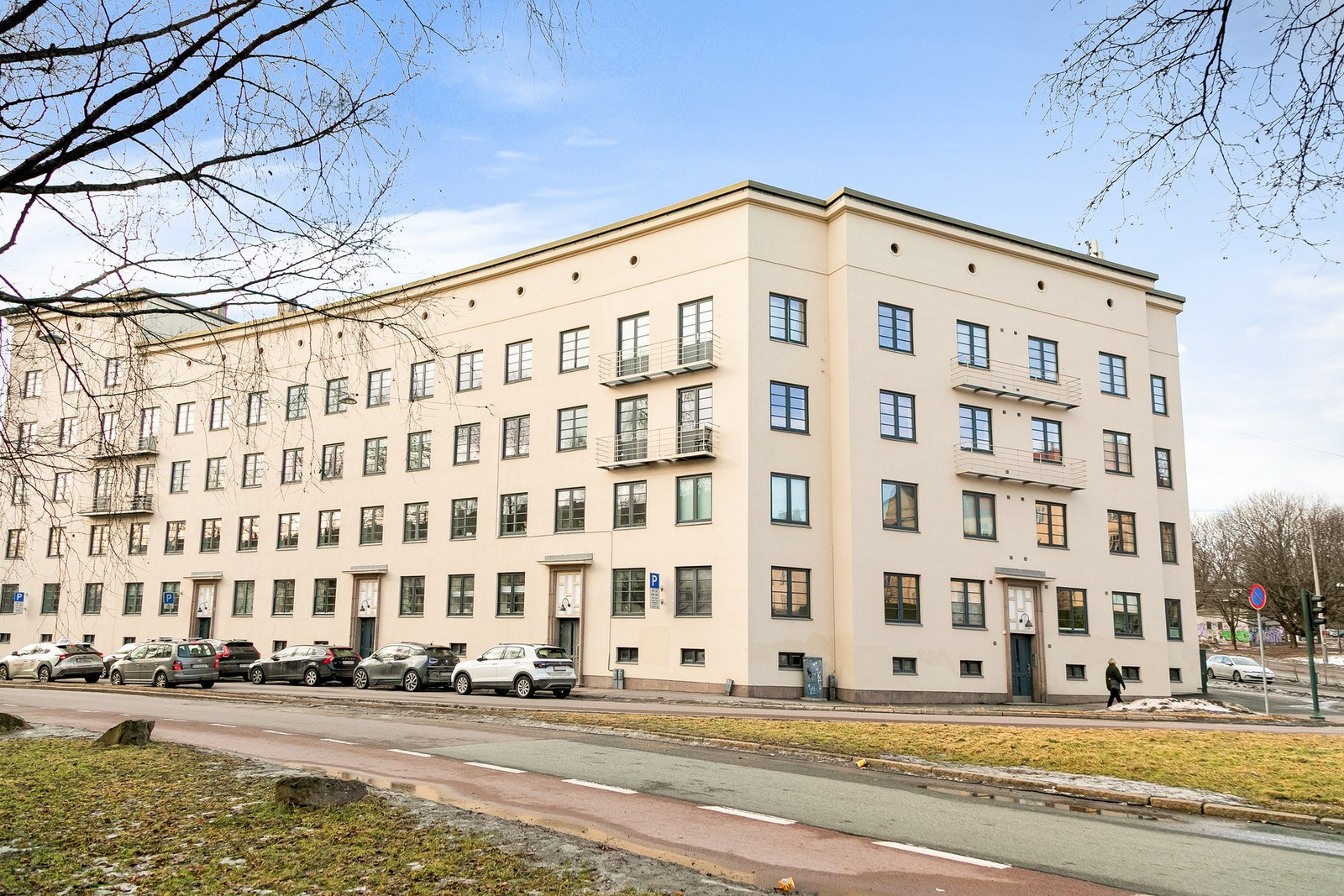 Leiligheten har en fin intern beliggenhet i 3. etasje, er gjennomgående og oppleves svært lun og luftig. Galleribilde