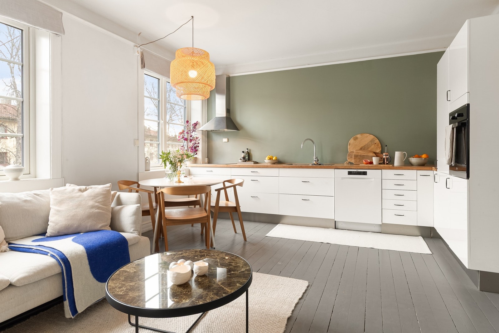 Leiligheten er gjennomgående med en meget god planløsning. Stor sosial sone med åpen stue og kjøkkenløsning. Galleribilde