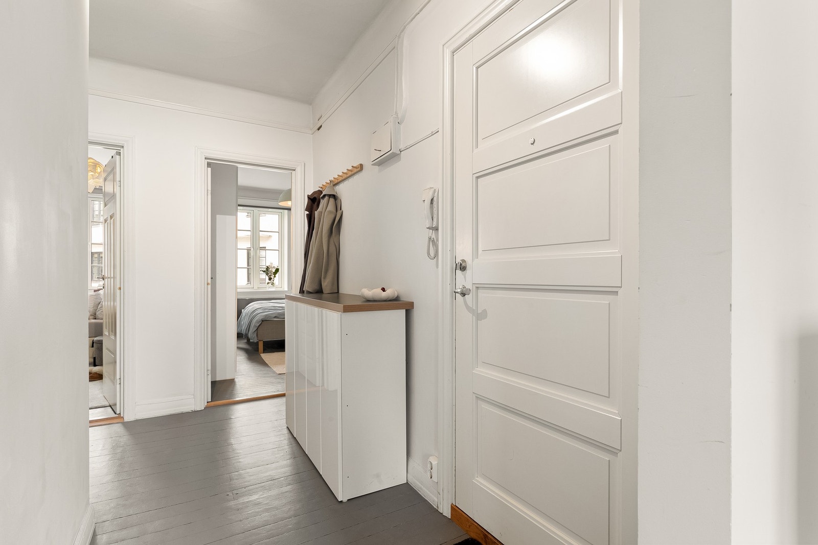 Entréen gir et godt førsteinntrykk av boligen - her har du god plass til yttertøy og sko. Galleribilde