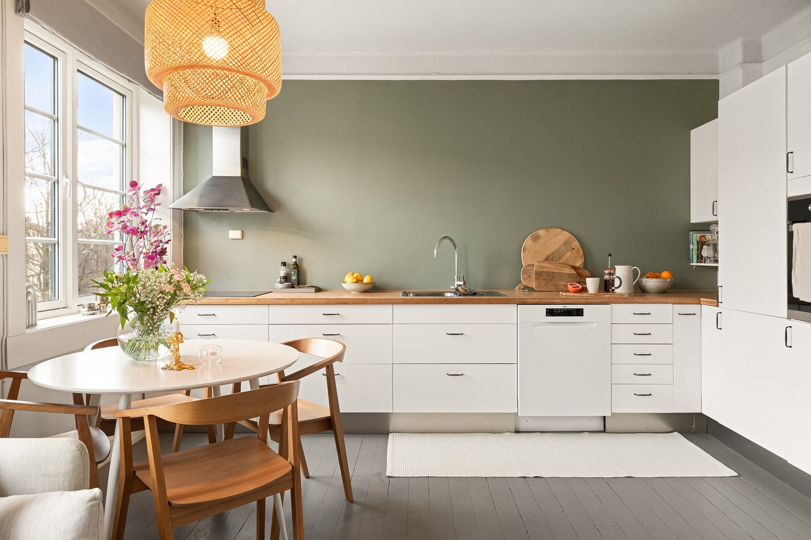 Leiligheten fremstår lys, luftig og smakfull med svært velfungerende soner. Galleribilde