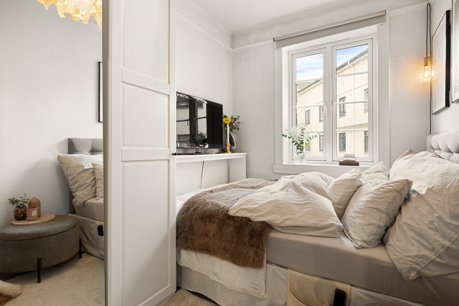 Soverom II kan fint innredes med dobbeltseng, nattbord og garderobeskap. Galleribilde