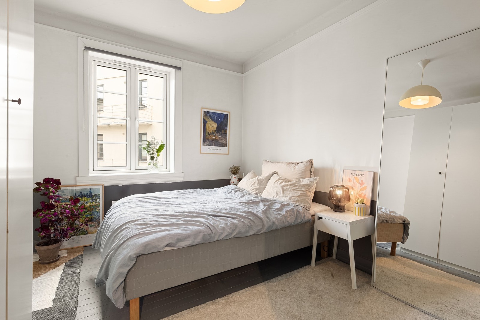 Boligen har to romslige soverom - hvor hovedsoverommet har godt med lagringsplass i garderobeskap. Galleribilde