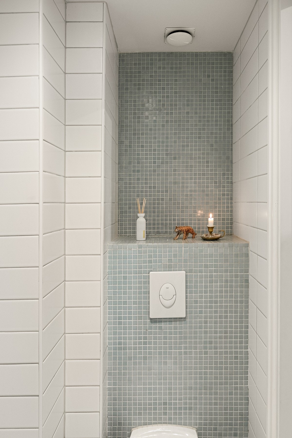 Baderommet er innredet med servantskap, heldekkende servant, speil med belysning, dusjhjørne med svingdører, veggmontert klosett og opplegg for vaskemaskin. På baderommet er det avtrekksventil ført til felles luftesjakt. Det er ikke tillatt å koble til fe Galleribilde