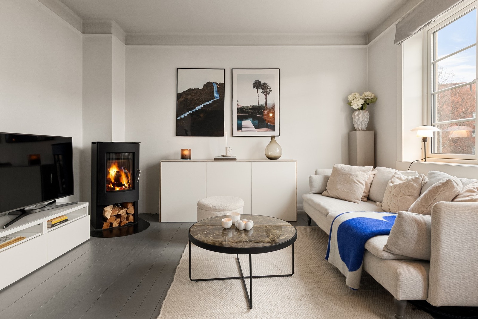 Stor, åpen stue som lar seg enkelt møblere med både spisesbord og sofamøblement. Galleribilde