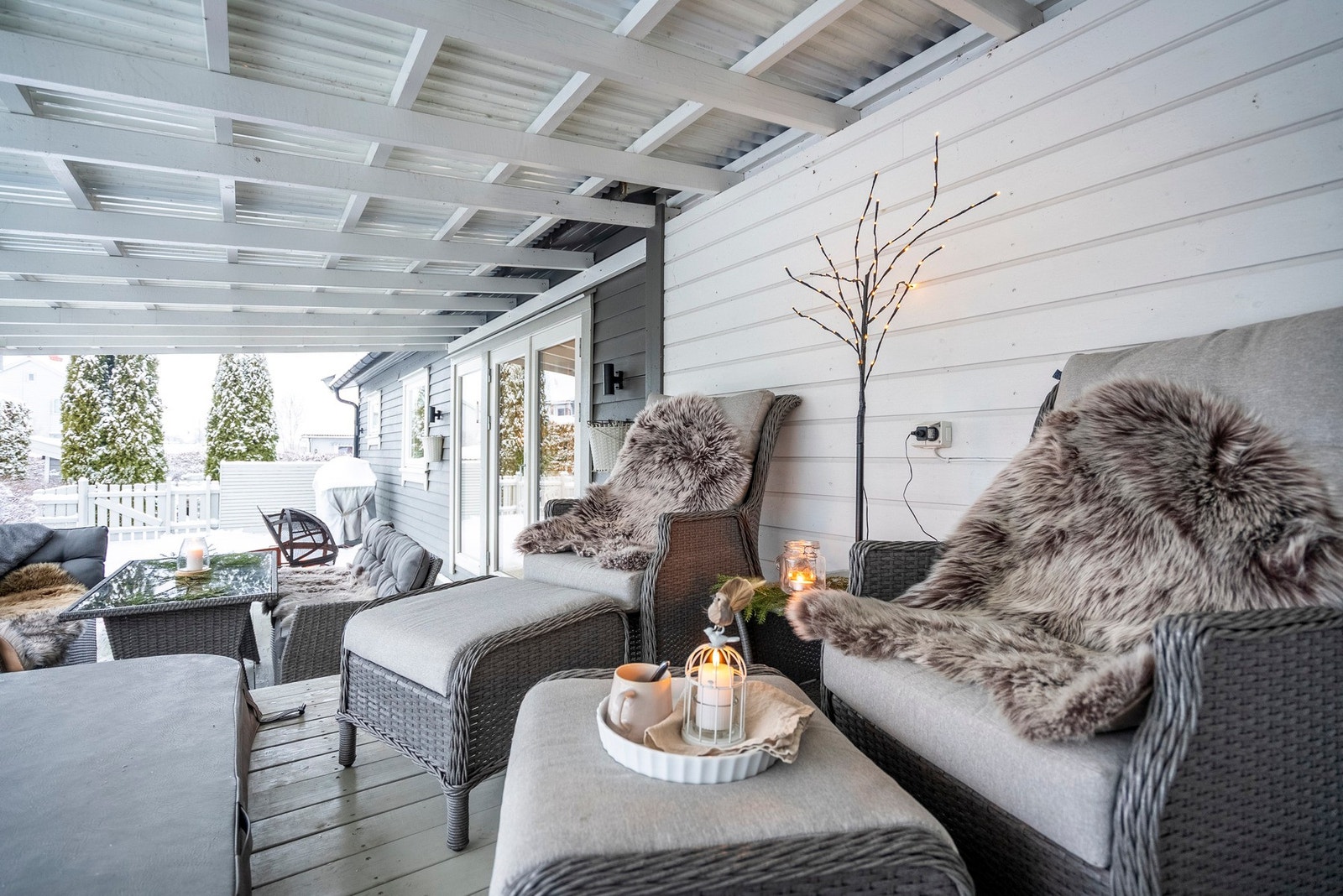 Taket over terrassen gir en skjermet uteplass som kan nytes i all slags vær Galleribilde